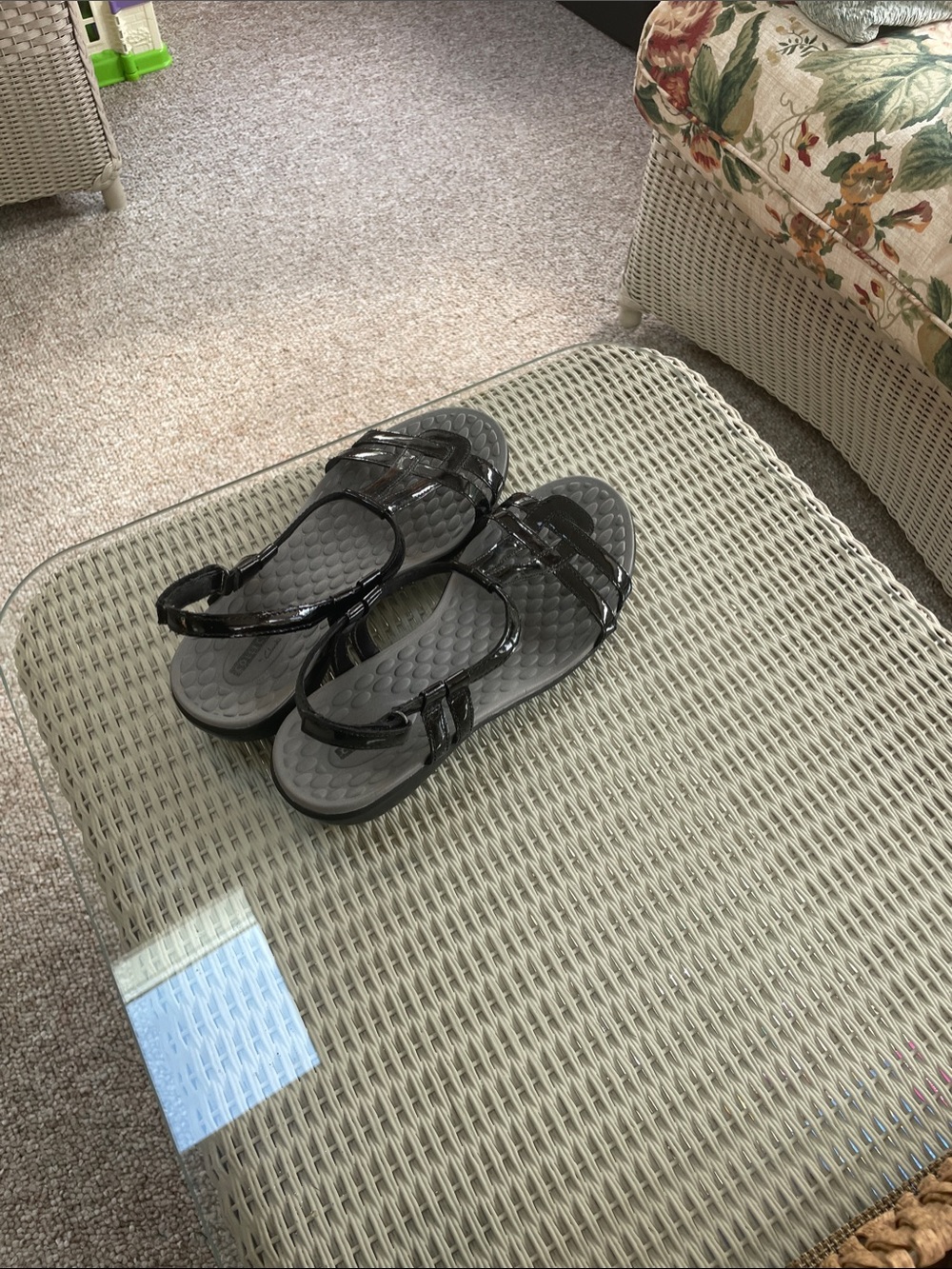 Clarks Women’s Black Patent Leather T-Strap Sandals Size 8